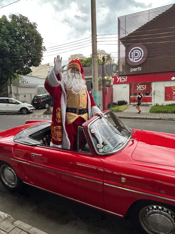 Chegada do Papai Noel no Shopping Américo Silva